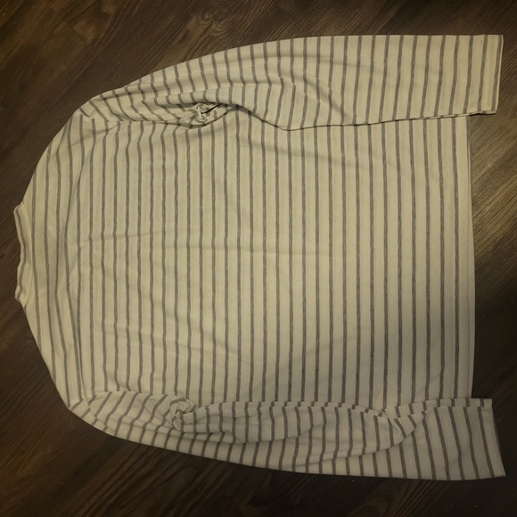 SHEIN B&W Striped Modern Knitted Relaxed-fit Classic Long Sleeve Shirt - Picture 4 of 4